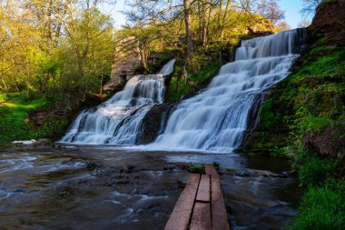 İlkbaharda kanyonda güzel bir şelale. Dzhurinsky Şelalesi.