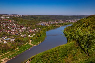 Dinyester nehri ve yazın şehrin olduğu kanyonun güzel manzarası. Zalischyky 