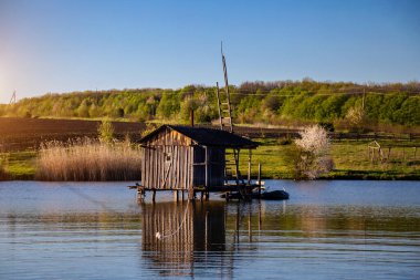 Bir bahar günü, denizde balıkçının evi.. 