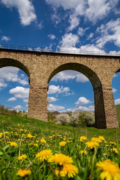 Viaducto Piedra Del Ferrocarril Viejo Primavera Día Soleado Ucrania — Foto de Stock