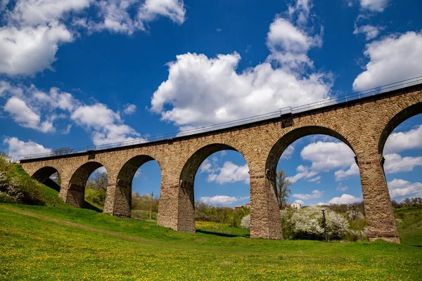 Velho Viaduto Pedra Ferroviária Primavera Dia Ensolarado Ucrânia — Fotografia de Stock