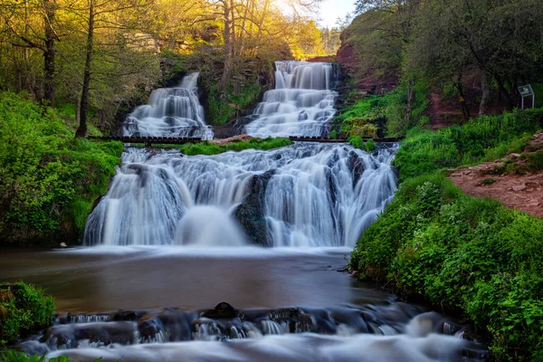 İlkbaharda kanyonda güzel bir şelale. Dzhurinsky Şelalesi.