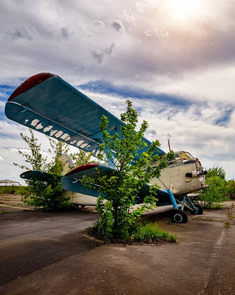 被遗弃的飞机在露天用了一架安 2型飞机 — 图库照片