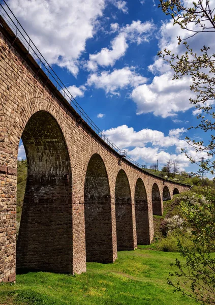 Velho Viaduto Pedra Ferroviária Primavera Dia Ensolarado Ucrânia — Fotografia de Stock