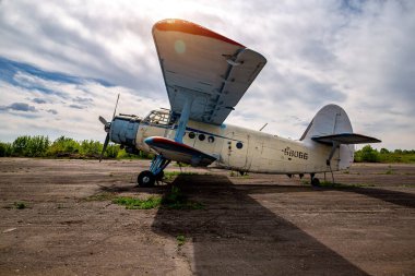 Terk edilmiş uçaklar. Açık havada eski bir uçak.. 