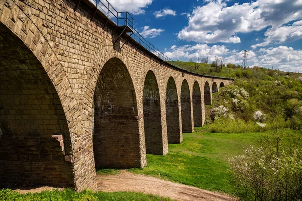 Oude Spoorweg Stenen Viaduct Het Voorjaar Zonnige Dag Oekraïne — Stockfoto