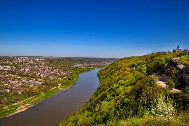 Dinyester nehri ve yazın şehrin olduğu kanyonun güzel manzarası. Zalischyky 
