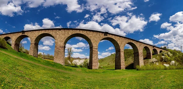 Régi Vasúti Viadukt Tavasszal Napsütéses Napon Ukrajna — Stock Fotó