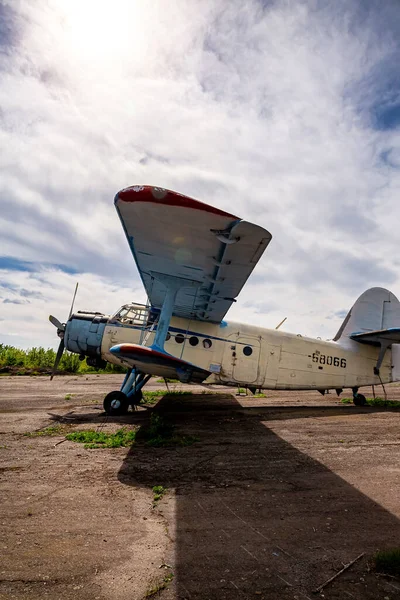 被遗弃的飞机在露天用了一架安 2型飞机 — 图库照片