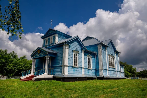 Igreja Madeira Aldeia Dia Verão Com Céu Bonito — Fotografia de Stock