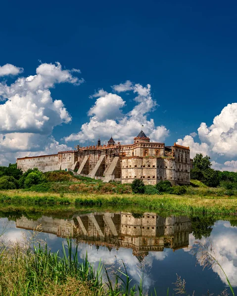 Een Prachtig Oud Kasteel Aan Overkant Van Rivier Het Dorp — Stockfoto