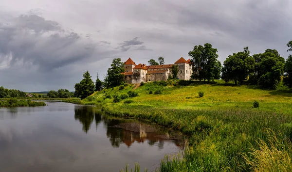 Piękna Panorama Zamku Svirzh Nad Rzeką Letni Dzień Pobliżu Lwowa — Zdjęcie stockowe