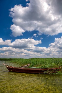 Svitiaz Gölü, Shatsk Ulusal Doğal Parkı, Volyn bölgesi, Ukrayna. Shatskyi Gölü Grubu. Gölün kıyısında bir tekne. Gölün kıyısındaki sahil.