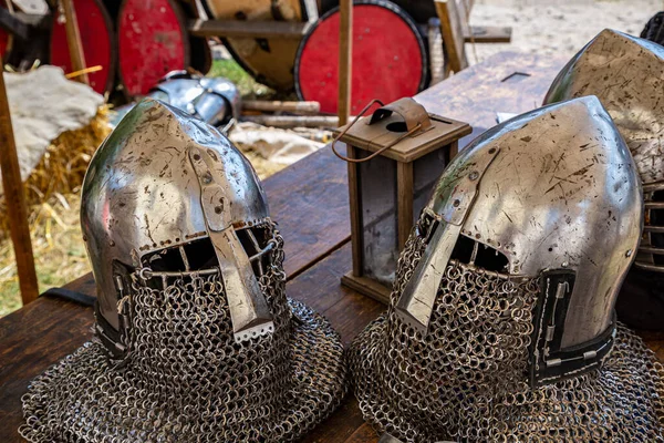 Ritterhelm Aus Stahl Auf Einem Holztisch — Stockfoto