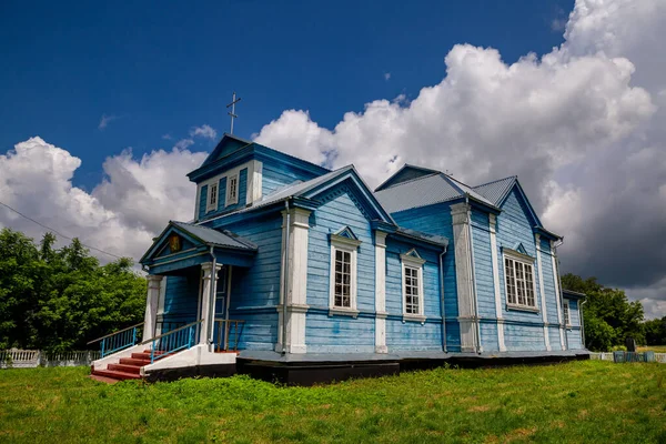 Igreja Madeira Aldeia Dia Verão Com Céu Bonito — Fotografia de Stock