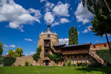 Güneşli bir günde Letychiv kasabasındaki şatonun kalıntıları. Khmelnytsky bölgesi