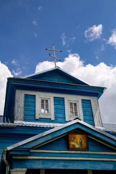 Houten Kerk Het Dorp Een Zomerse Dag Met Een Prachtige — Stockfoto