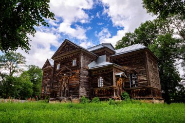 Ukrayna 'nın Shmyrky köyündeki eski ahşap kilise, Khmelnytskyi bölgesi. Ukrayna Kiliseleri.