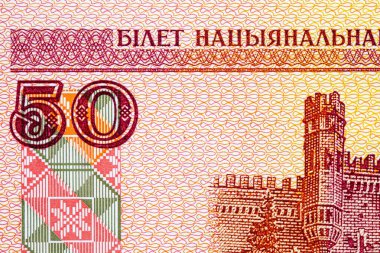 50 ruble Belarus, ulusal süs eşyasıyla birlikte. Para Belarus