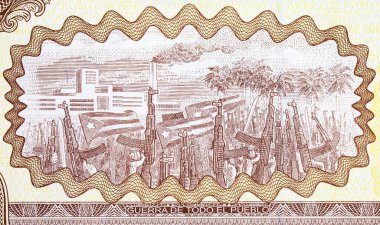 Kalaşnikof saldırı tüfeği taşıyan asker ve bayrakların 10 peso Küba resmi. Kâğıt para Küba.