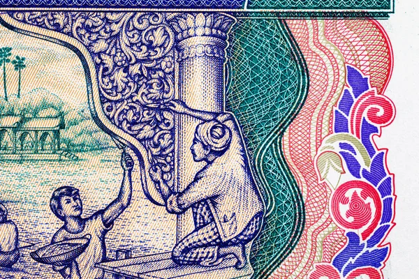 100 Kyats Myanmar, çalışan insanların ve geleneksel mimarinin görüntüleri. Myanmar 'ın Eski Kağıt Parası