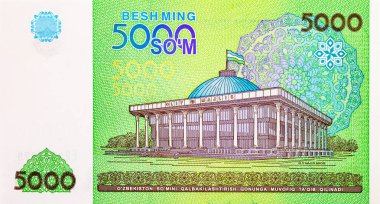 Taşkent 'teki Ulusal Meclis' in (Oliy Majlis) görüntüsüne sahip 5000 Sum Özbekistan. Özbekistan 'ın kağıt parası