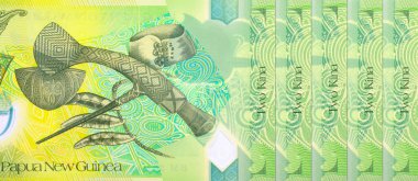 2 Kina Papua Yeni Gine, Milne Bay Eyaleti 'nden Kula kol bandı, Hagen Dağı baltası resmi, Bougainville' den oyulmuş köpek dişleri. Polimer para Papua Yeni Gine.