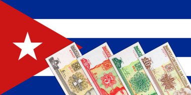 Küba bayrağında Küba pezosu banknotları. Küba 'nın kağıt parası