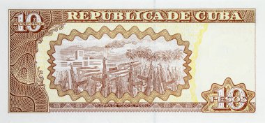 Kalaşnikof saldırı tüfeği taşıyan asker ve bayrakların 10 peso Küba resmi. Kâğıt para Küba.