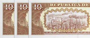 Kalaşnikof saldırı tüfeği taşıyan asker ve bayrakların 10 peso Küba resmi. Kâğıt para Küba.