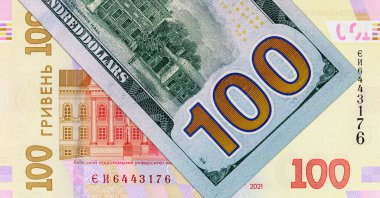 Amerika Birleşik Devletleri 'nden 100 dolar ve Ukrayna' dan 100 hryvnias. Amerikan parası. Ukrayna 'nın parası.