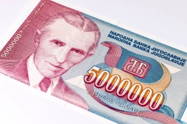 Nikola Tesla 'nın portresi ile birlikte 5.000 Dinara Yugoslavya banknotu 1990. Yugoslavya 'nın klasik parası hiperenflasyonda