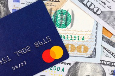 Amerika Birleşik Devletleri 'nden 100 dolar ve bir banka kartı. Dünya ekonomisi ve iş dünyası. Amerika 'nın Parası