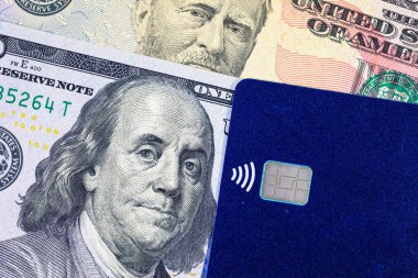 Amerika Birleşik Devletleri 'nden 100 dolar ve bir banka kartı. Dünya ekonomisi ve iş dünyası. Amerika 'nın Parası