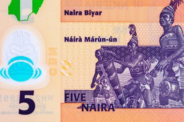5 Naira Nijerya ve üç Yoruba davulcusunun portresi. Nijerya 'nın yeni polimer parası