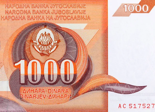 Nikola Tesla 'nın portresiyle 1990' da 1000 Dinara Yugoslavya banknotu. Yugoslavya 'nın klasik parası. Yüksek enflasyon