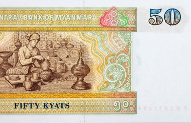 50 Kyats Myanmar 'da Birmanyalı bir zanaatkarın lakquerware yaparken fotoğrafı var. Myanma 'nın Eski Kağıt Parası