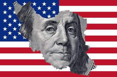 Amerika Birleşik Devletleri bayrağının arka planında 100 dolarlık bir banknotla İran haritası. ABD ve İran arasındaki savaş.
