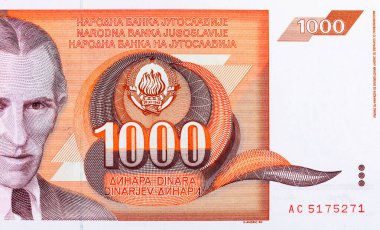 Nikola Tesla 'nın portresiyle 1990' da 1000 Dinara Yugoslavya banknotu. Yugoslavya 'nın klasik parası. Yüksek enflasyon