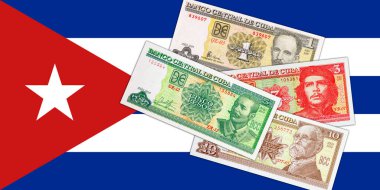 Küba bayrağında Küba pezosu banknotları. Küba 'nın kağıt parası