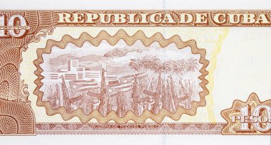 Kalaşnikof saldırı tüfeği taşıyan asker ve bayrakların 10 peso Küba resmi. Kâğıt para Küba.