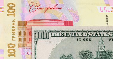 Amerika Birleşik Devletleri 'nden 100 dolar ve Ukrayna' dan 100 hryvnias. Amerikan parası. Ukrayna 'nın parası.