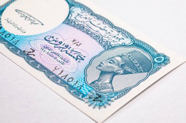 Kraliçe Nefertiti 'nin oynadığı Mısırlı 5 Piastres banknotu. Mısır 'ın resmi para birimi. Afrika 'nın parası.