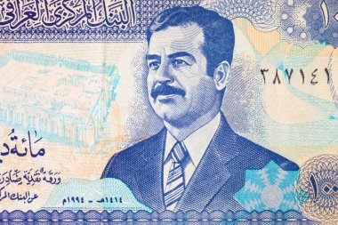 1994 'ten kalma 100 Dinar Irak banknotunda Saddam Hüseyin' in portresi vardı. Irak 'ın klasik parası. Asya para birimi.