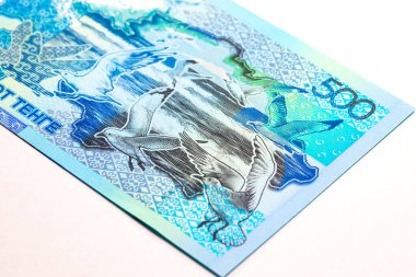 Kazakistan 500 Tenge banknotunda Hazar Denizi, uçan martılar ve Kazakistan haritası var. Kazakistan 'ın ulusal para birimi mavi tonda.