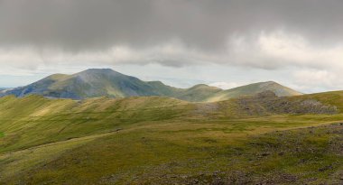 Yr Wyddfa, bir dağ trenindeki Snowdon Ranger yolundan görüntü. Galler 'in en yüksek dağı. Snowdonia Ulusal Parkı. İngiltere.