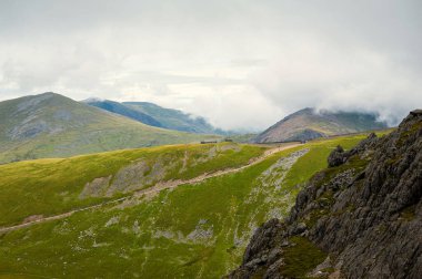 Yr Wyddfa, bir dağ trenindeki Snowdon Ranger yolundan görüntü. Galler 'in en yüksek dağı. Snowdonia Ulusal Parkı. İngiltere.
