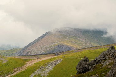 Yr Wyddfa, bir dağ rayındaki Snowdon Ranger yolundan görüntü. Galler 'in en yüksek dağı. Snowdonia Ulusal Parkı. İngiltere.