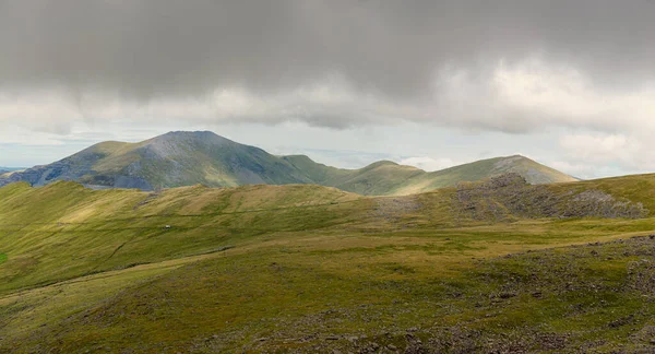 Yr Wyddfa, bir dağ trenindeki Snowdon Ranger yolundan görüntü. Galler 'in en yüksek dağı. Snowdonia Ulusal Parkı. İngiltere.