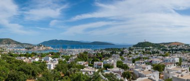 Limaru Limanı ile Bodrum kasabasında panoramik uzaktan görüş. Türkiye 'de Bodrum' un ay şeklindeki sığ körfezinin sakin sularına demirlemiş yatlar ve yelkenliler.
